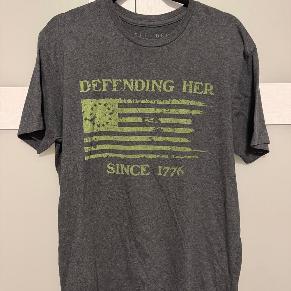 Defender Gear “Defending Her Since 1776” American Flag T-Shirt Size Large
